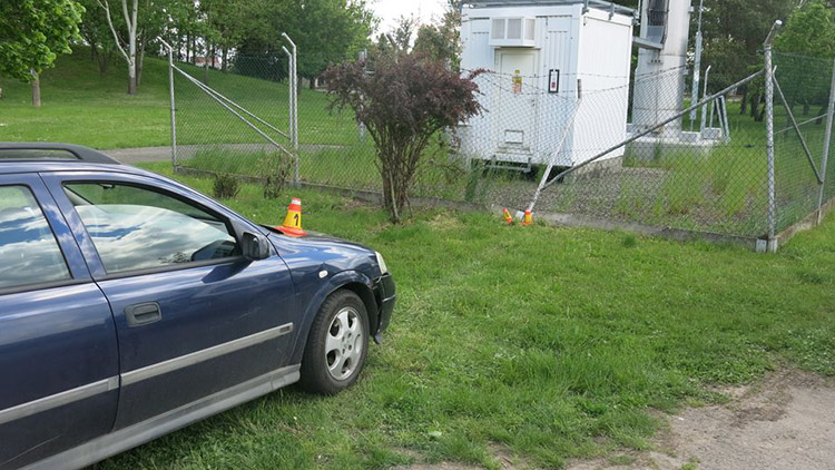 Lekl se policejní hlídky,  napral to do plotu!