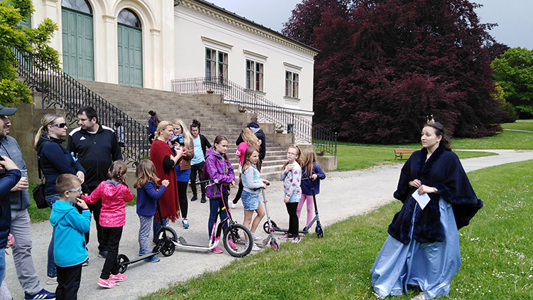 Děti v zámeckém parku provedla i princezna