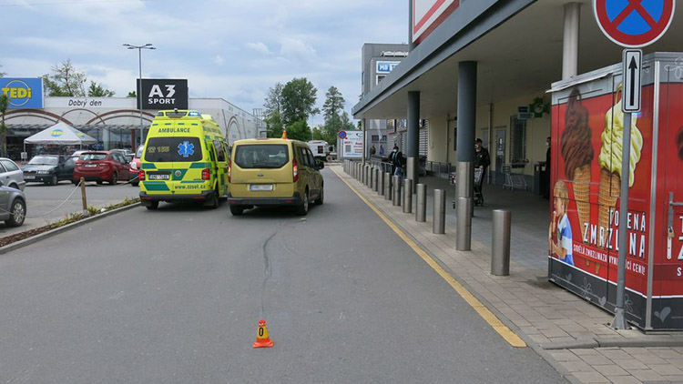 Srazil muže na bruslích