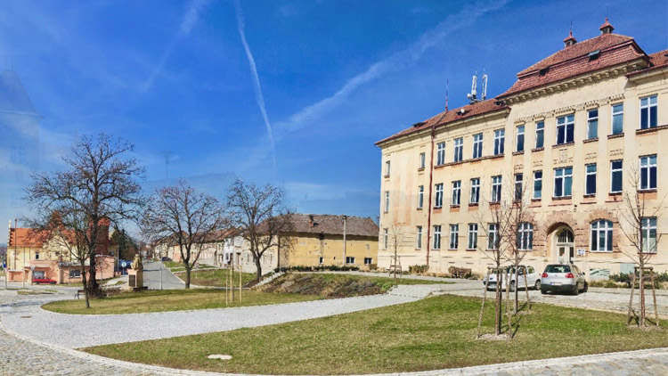 Kostelec zavedl pojízdné vítání občánků