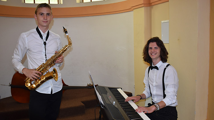 V kostele svatého Cyrila a Metoděje  lákali na hudbu dva mladí muzikanti