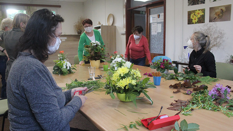 Mozaikou zavoněly květiny