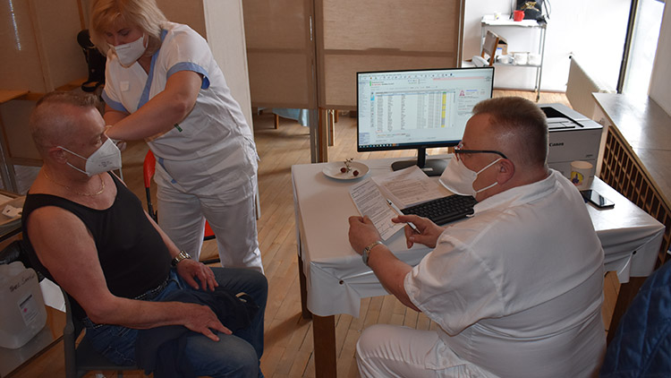 Očkovací centrum odolává šílenému náporu