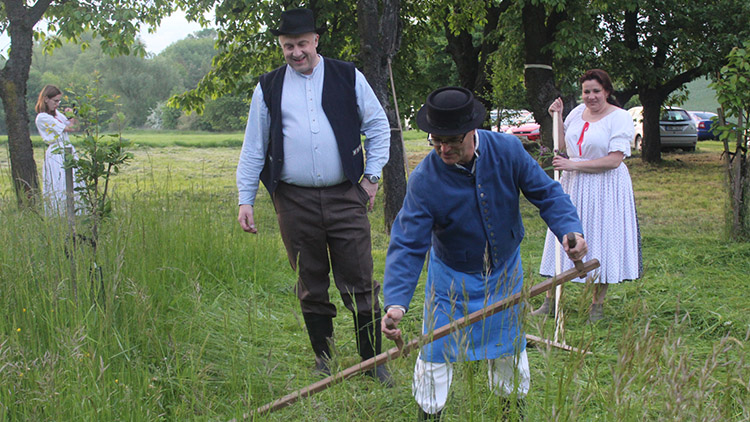 Do krojů a ke kosám!