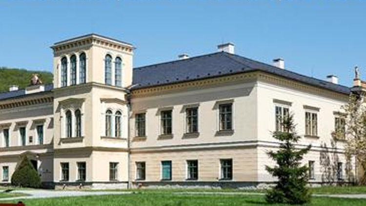 Večerník koupí lavičku v zámeckém parku. Chcete také jednu?