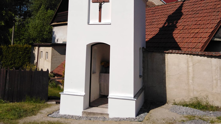 Kaplička v Křemenci  po letech prokoukla 