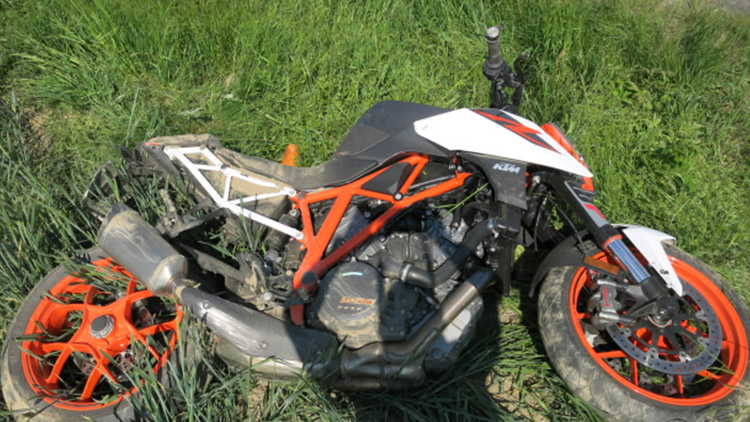 Motorkář jel jako šílenec,  „rozplácl“ se v příkopu