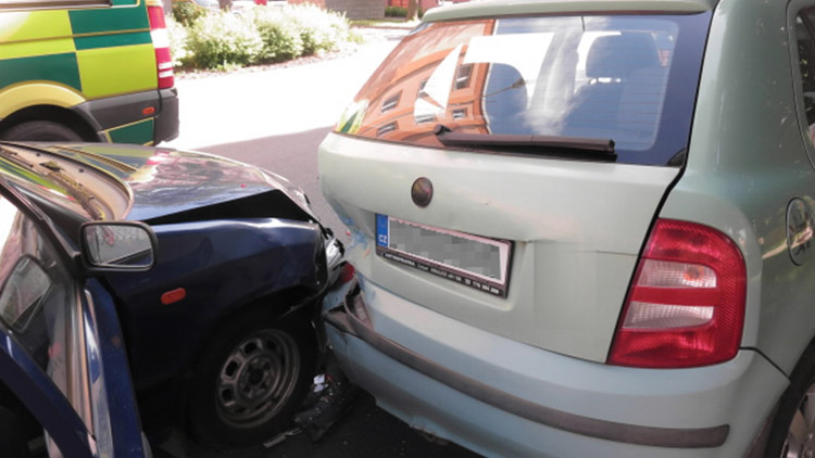 Chodkyni přimáčkla dvě auta!