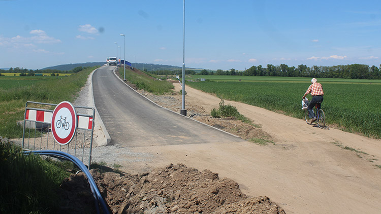 Lidé už korzují po mostu do Smržic. Stavba však stále neprošla kolaudací!