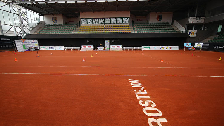 Do areálu můžou na tenis přijít stovky diváků