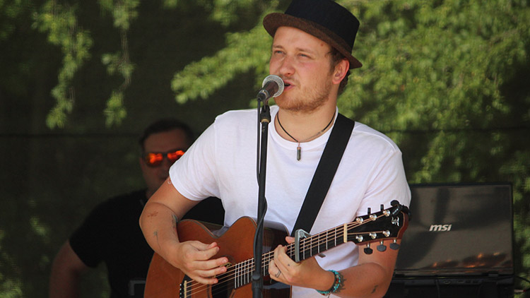 Voxel roztančil  kemp Žralok