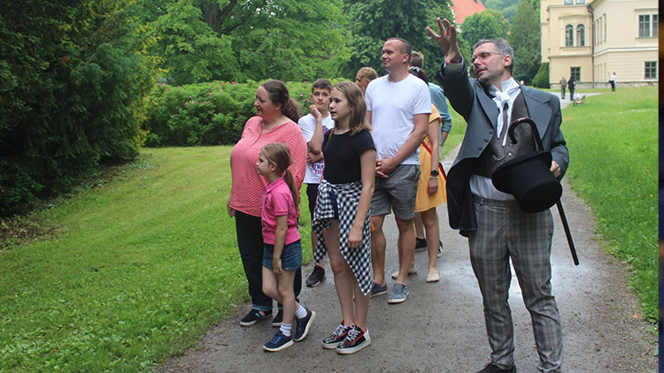 Zámeckým parkem provázel filozof s rýčem