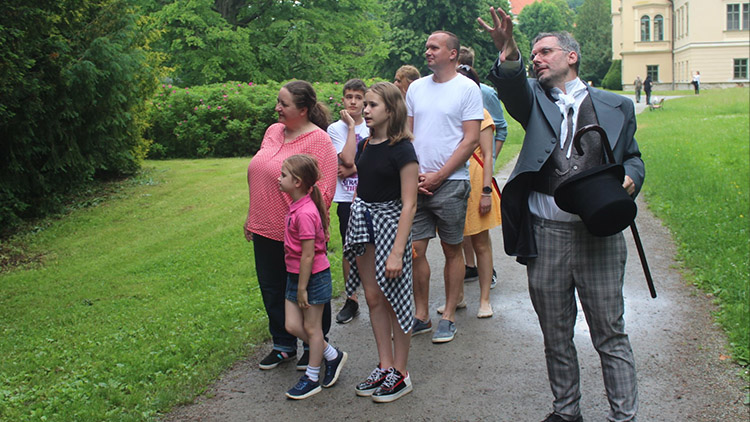 Zámeckým parkem provázel filozof s rýčem