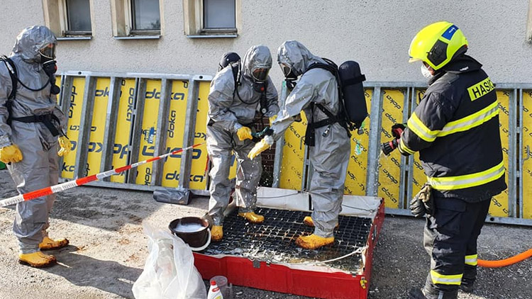 Díky zásahu hasičů u úniku síranu železitého nebylo poškozeno životní prostředí