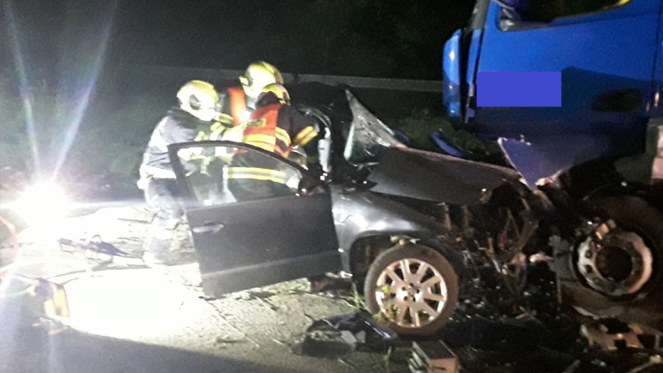 Dvě zraněné osoby vyprostili hasiči po tragické nehodě u Lipiny