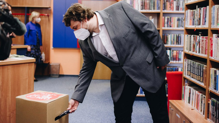 Za starý mobil dostanete knížku. Začíná nový ekologický projekt