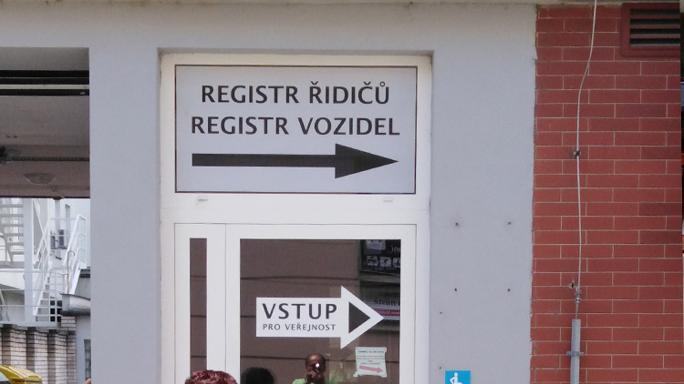 Šílené fronty u „dopravky“, senioři kolabovali