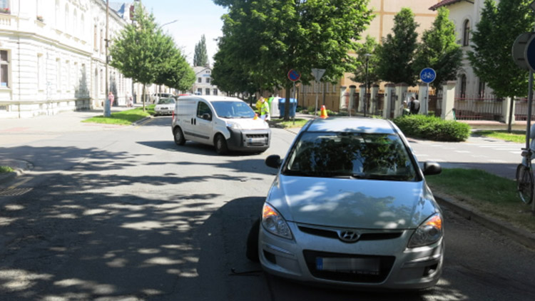 V Rejskově ulici naštěstí třískaly jen plechy