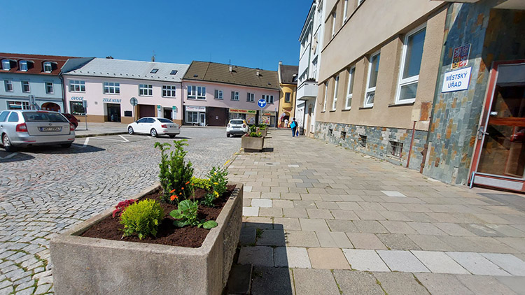 Na konickém náměstí vykvetly  osázené truhlíky