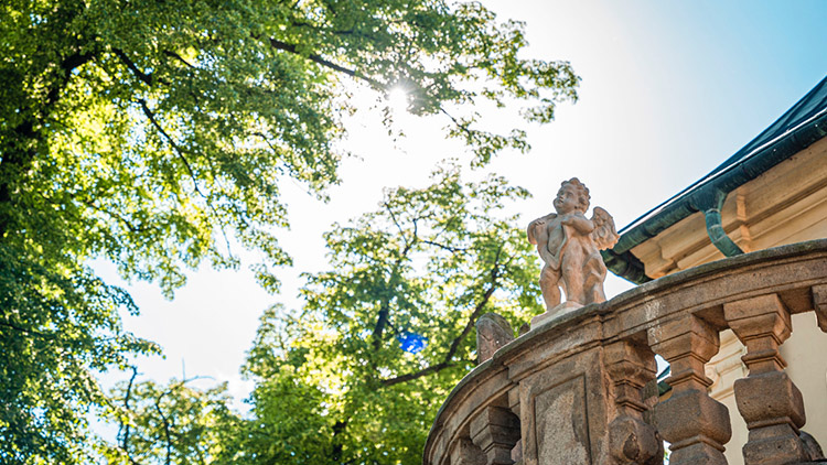 Na kostel v Mořicích se po 17 letech  vrátily ukradené sochy andílků