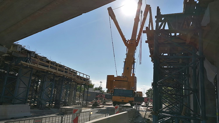  OBŘÍ JEŘÁB  UZAVŘEL SILNICI