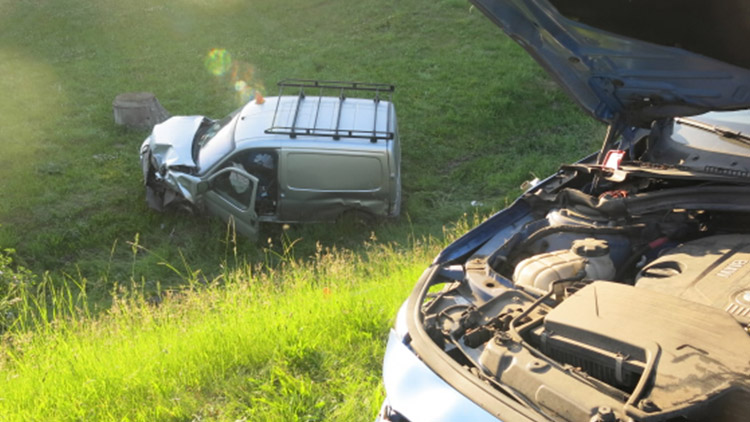 Nabouraný Peugeot skončil v příkopu