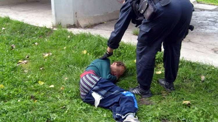 Bezdomovce našli zbitého  ve Smetanových sadech