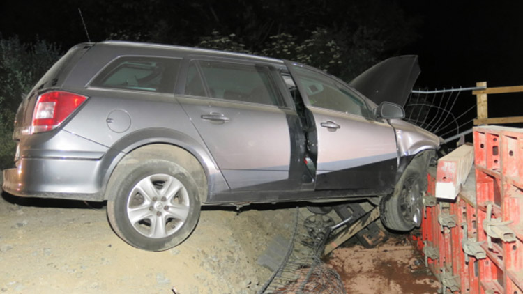 Projel uzavírkou, zmrzačil se po nárazu