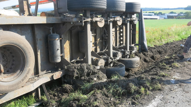 Hrůza! Totálně zpitý šofér převrátil návěs plný dřeva