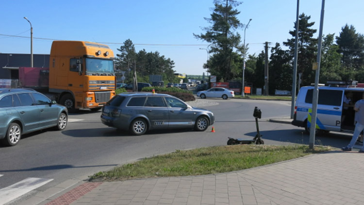 U rondelu přehlédl koloběžkáře,  srazil ho  a zranil