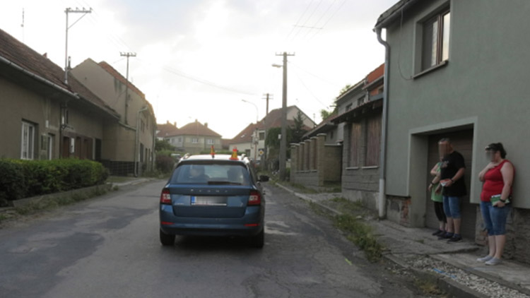 V Lešanech srazil malou holčičku!