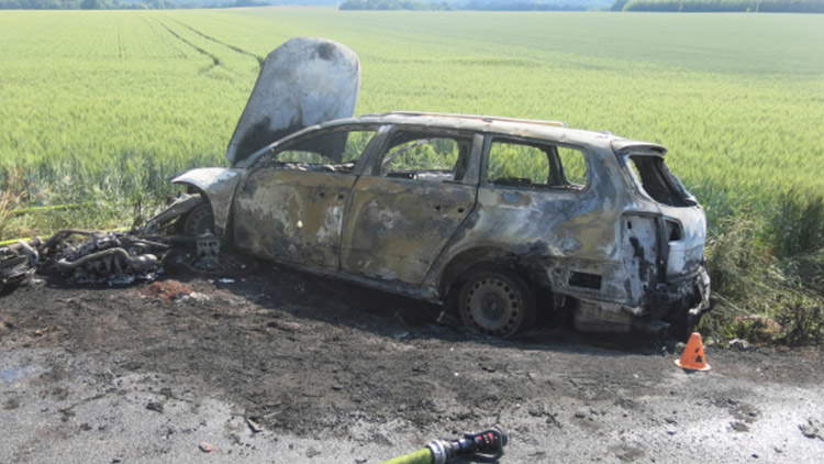 Napálila do ní motorka. Z hořícího vozu řidička vytáhla i své miminko 