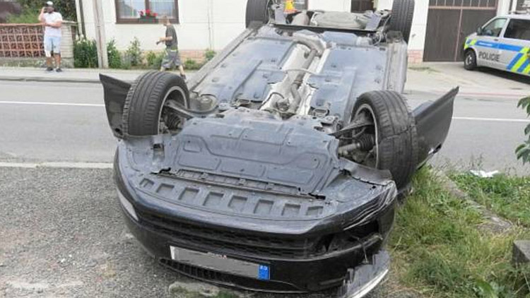 Po defektu kola skončil na střeše!