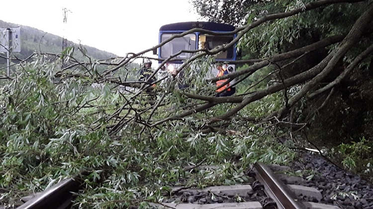 Popadané stromy zastavily u Konice i Jesence vlaky