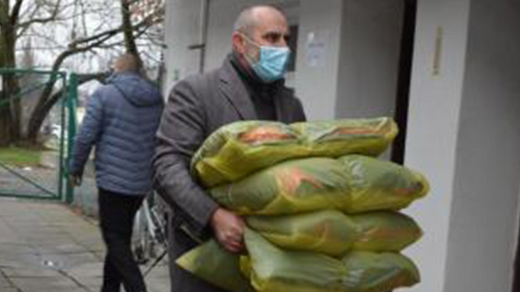 Primátor v lednu přivezl  do „azyláku“ bundy a tucet párů bot