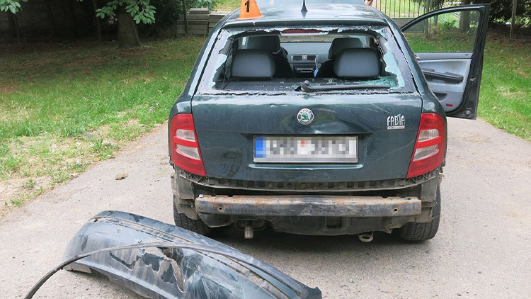 Neopatrná žena za volantem nacouvala do motorkáře