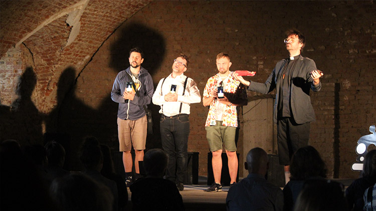 Point si ve hře utahoval z lidí a jejich závislosti na mobilech