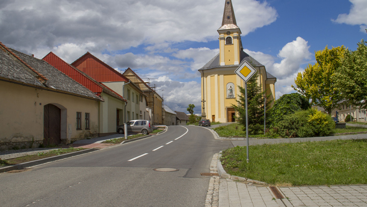 Průtah Všechovicemi prošel opravou. Na nákladech se podílel kraj i obec