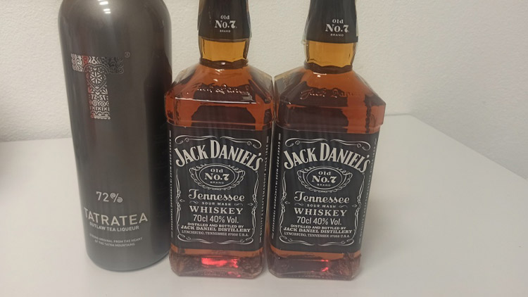 Zloději kradli v supermarketech tvrdý alkohol