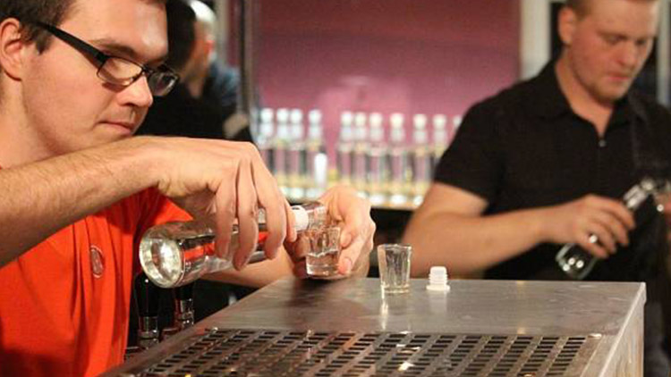 Opilý host hodil láhev po číšníkovi