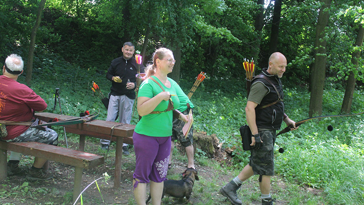 Pozor, létají šípy! Víceměřice zažily lukostřelecký závod v lese
