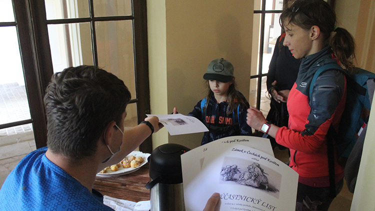 Vzhůru do kopců. Turisté vyrazili na Mánesův pochod