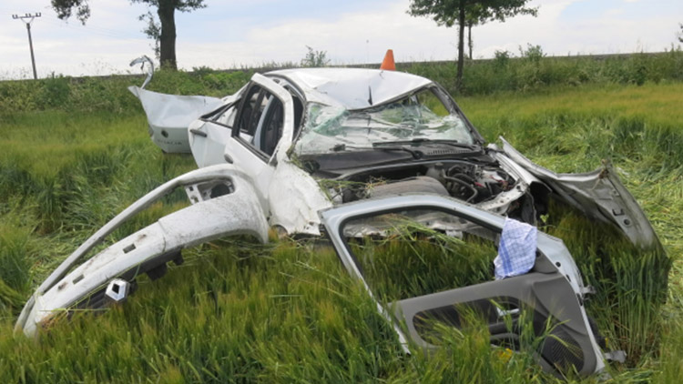 Přetočila auto na střechu, letěl pro ni vrtulník