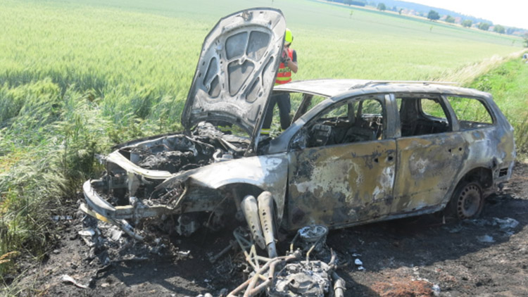 V hořícím autě seděl kojenec!