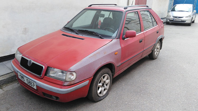 Vrak půl roku „trůní“ v zákazu stání kousek od dopravky