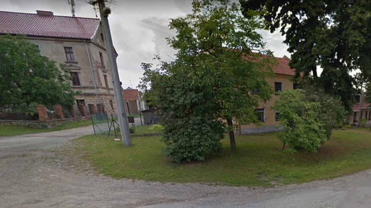 Opravují chodník ke kostelu