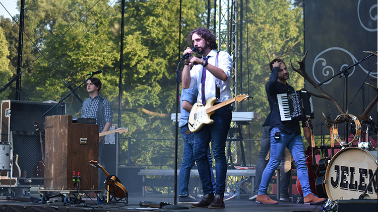 Kapela Jelen zahájila  Kulturní léto na zámku 