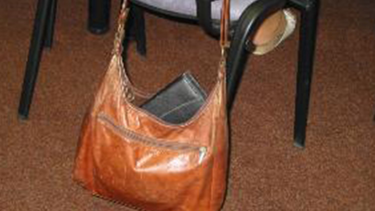 Při flámu přišla o kabelku