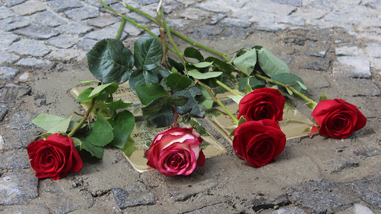 Další Kameny zmizelých připomínají osudy umučených židů. A nejen jich