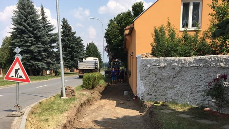 Po zbrojnici se v Kostelci pustili do chodníku